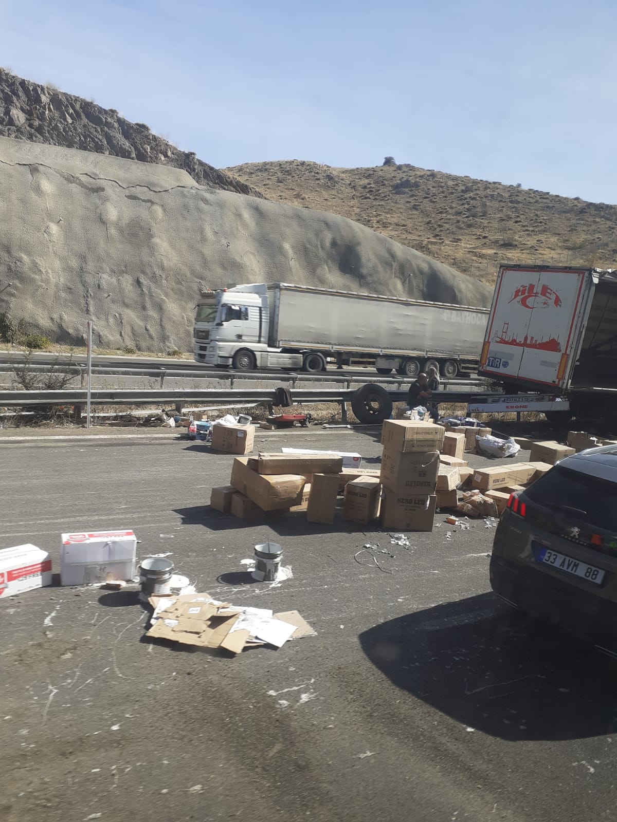 YARDIM TIRI KAZA YAPTI MALZEMELER YOLA SAÇILDI