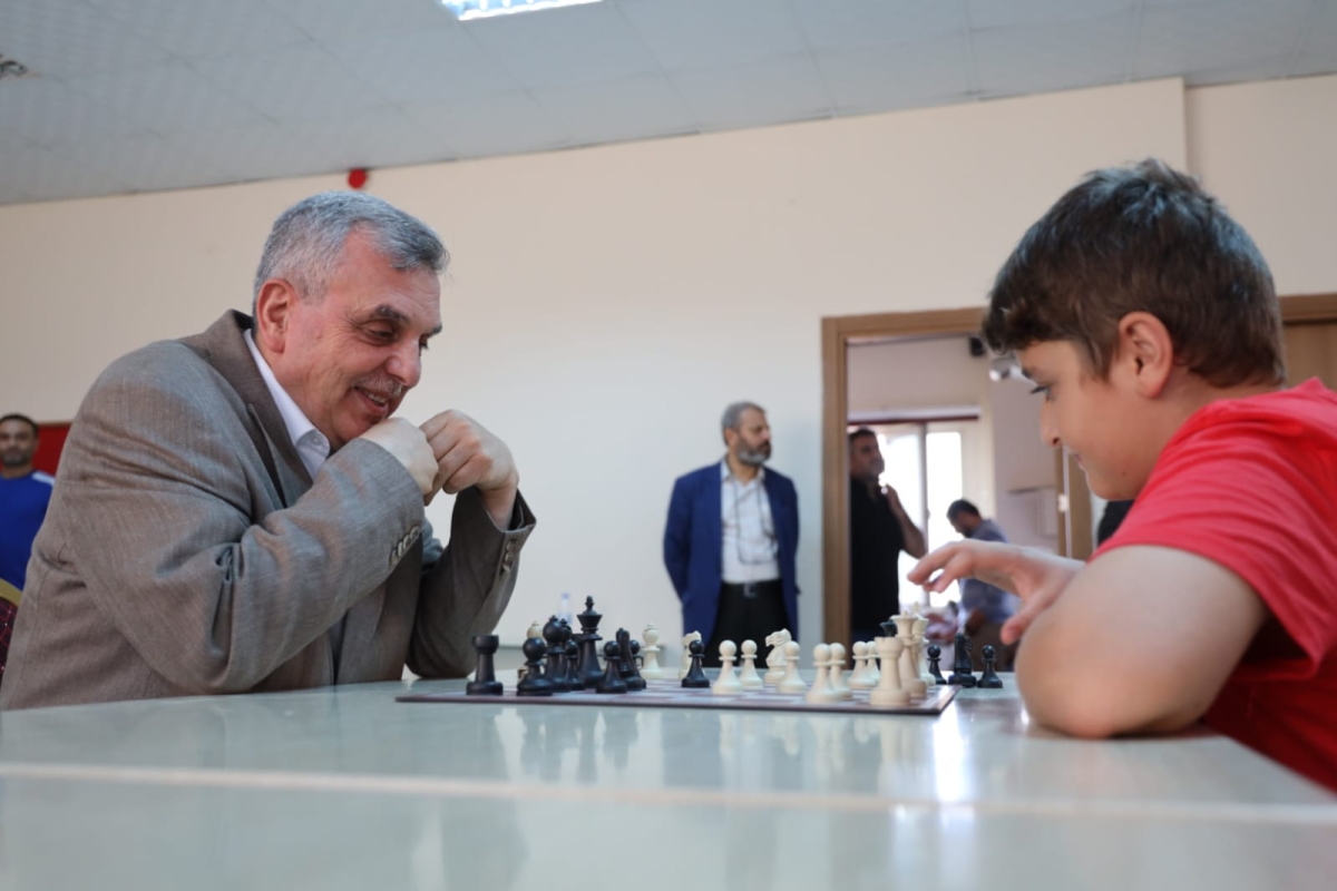 Şanlıurfa Büyükşehir Belediyesi Gençlik ve Spor Daire Başkanlığı koordinesinde Türkiye Satranç Federasyonu’nun da destekleriyle Cumhuriyet’in 100. Yılı Satranç turnuvası düzenlendi. Çekişmeli geçen turnuvada dereceye girenler