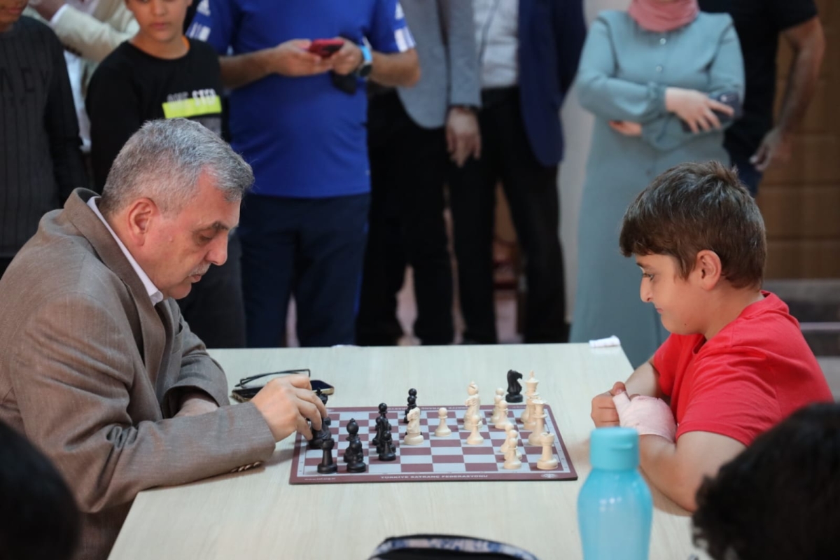 Şanlıurfa Büyükşehir Belediyesi Gençlik ve Spor Daire Başkanlığı koordinesinde Türkiye Satranç Federasyonu’nun da destekleriyle Cumhuriyet’in 100. Yılı Satranç turnuvası düzenlendi. Çekişmeli geçen turnuvada dereceye girenler