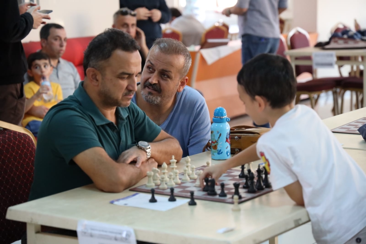 Şanlıurfa Büyükşehir Belediyesi Gençlik ve Spor Daire Başkanlığı koordinesinde Türkiye Satranç Federasyonu’nun da destekleriyle Cumhuriyet’in 100. Yılı Satranç turnuvası düzenlendi. Çekişmeli geçen turnuvada dereceye girenler