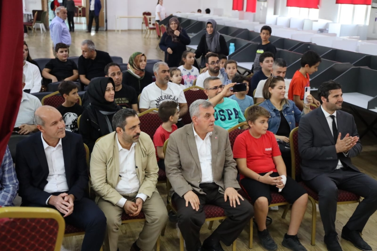 Şanlıurfa Büyükşehir Belediyesi Gençlik ve Spor Daire Başkanlığı koordinesinde Türkiye Satranç Federasyonu’nun da destekleriyle Cumhuriyet’in 100. Yılı Satranç turnuvası düzenlendi. Çekişmeli geçen turnuvada dereceye girenler