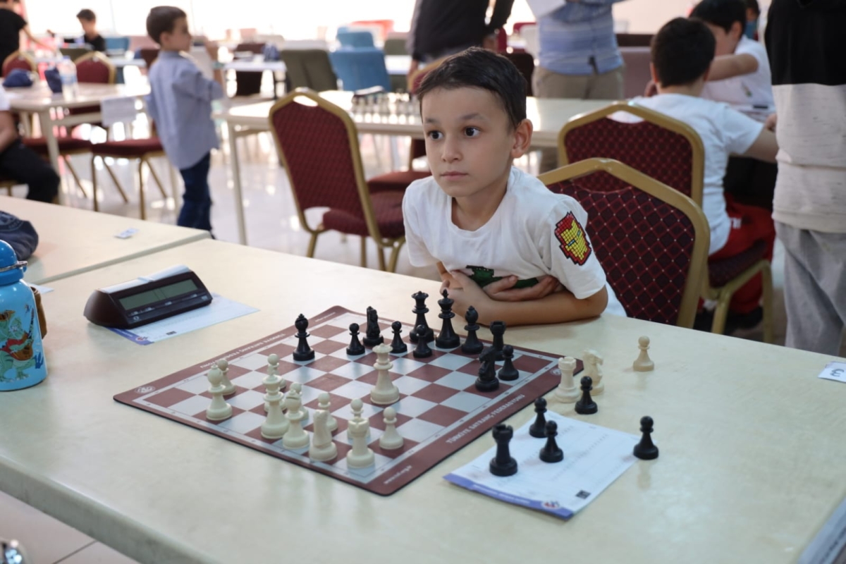 Şanlıurfa Büyükşehir Belediyesi Gençlik ve Spor Daire Başkanlığı koordinesinde Türkiye Satranç Federasyonu’nun da destekleriyle Cumhuriyet’in 100. Yılı Satranç turnuvası düzenlendi. Çekişmeli geçen turnuvada dereceye girenler