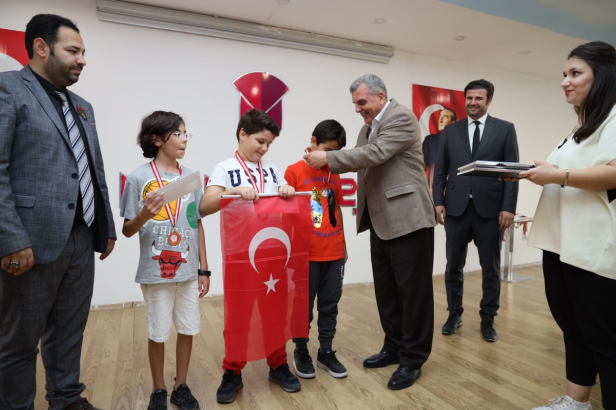 Şanlıurfa Büyükşehir Belediyesi Gençlik ve Spor Daire Başkanlığı koordinesinde Türkiye Satranç Federasyonu’nun da destekleriyle Cumhuriyet’in 100. Yılı Satranç turnuvası düzenlendi. Çekişmeli geçen turnuvada dereceye girenler