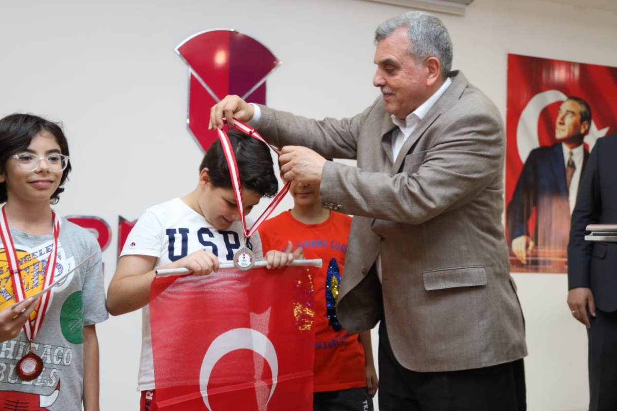 Şanlıurfa Büyükşehir Belediyesi Gençlik ve Spor Daire Başkanlığı koordinesinde Türkiye Satranç Federasyonu’nun da destekleriyle Cumhuriyet’in 100. Yılı Satranç turnuvası düzenlendi. Çekişmeli geçen turnuvada dereceye girenler