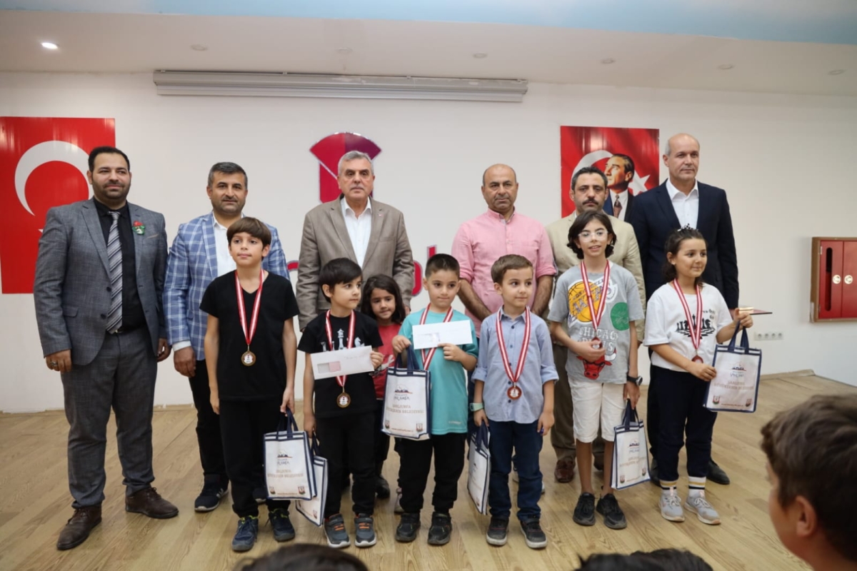 Şanlıurfa Büyükşehir Belediyesi Gençlik ve Spor Daire Başkanlığı koordinesinde Türkiye Satranç Federasyonu’nun da destekleriyle Cumhuriyet’in 100. Yılı Satranç turnuvası düzenlendi. Çekişmeli geçen turnuvada dereceye girenler