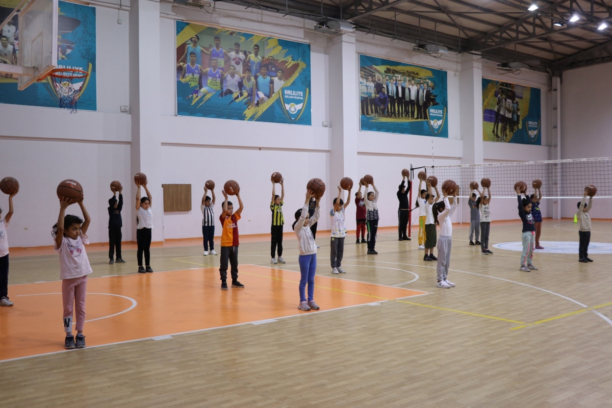 SPORLA TANIŞAN GENÇLER BAŞKAN CANPOLAT’A TEŞEKKÜR EDİYOR