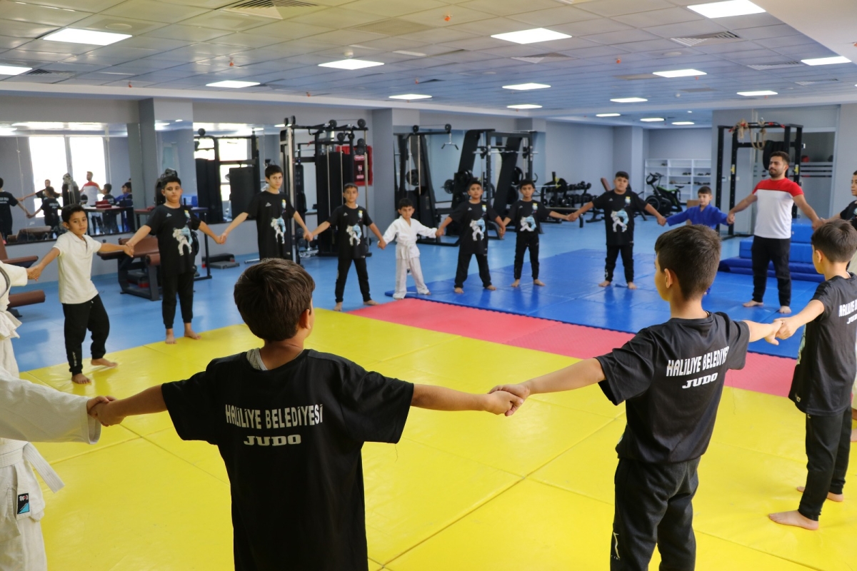 SPORLA TANIŞAN GENÇLER BAŞKAN CANPOLAT’A TEŞEKKÜR EDİYOR