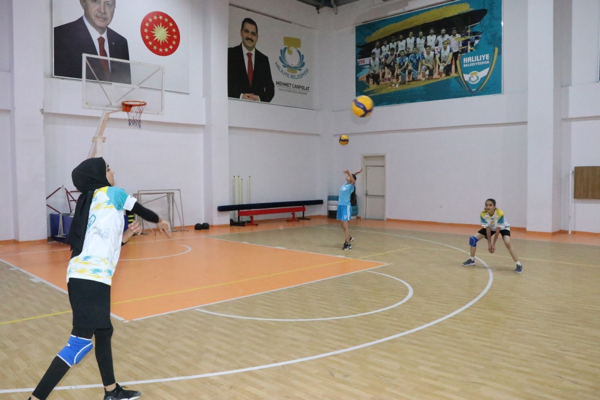 SPORLA TANIŞAN GENÇLER BAŞKAN CANPOLAT’A TEŞEKKÜR EDİYOR