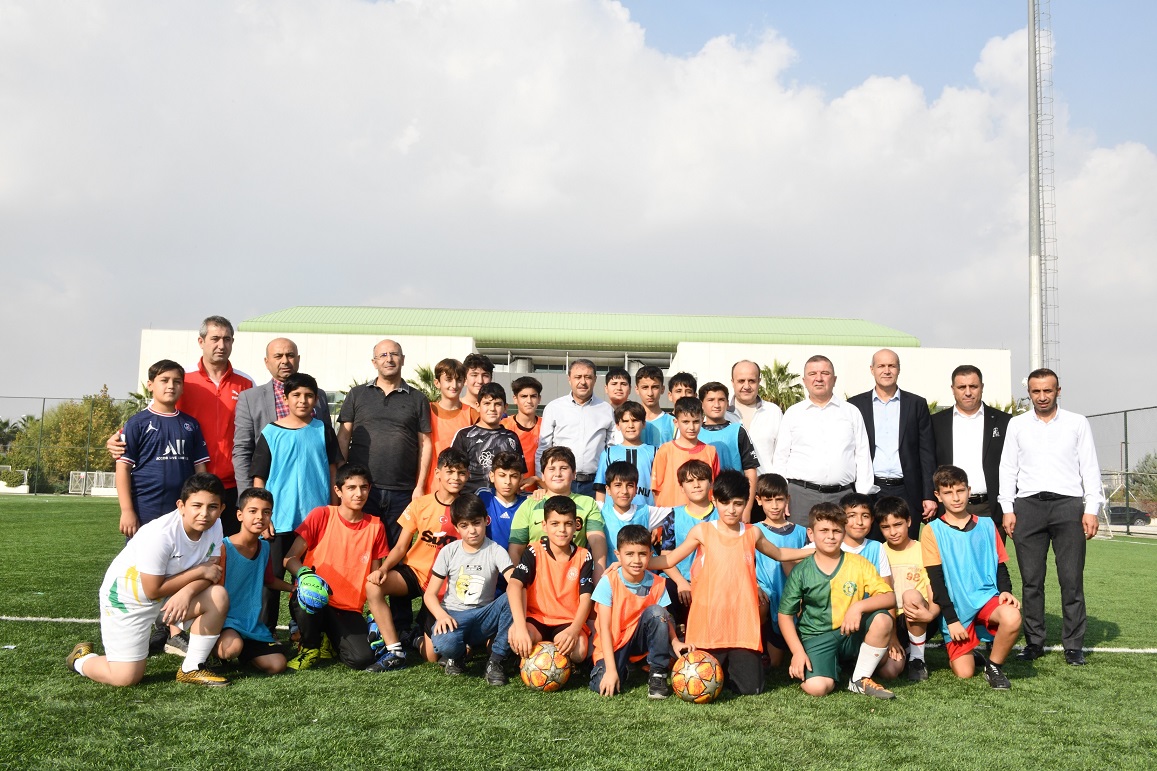 VALİ ŞILDAK GENÇLİK VE SPOR TESİSLERİNİ İNCELEDİ, GENÇLERLE BULUŞTU