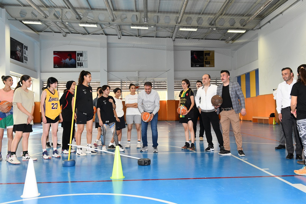 VALİ ŞILDAK GENÇLİK VE SPOR TESİSLERİNİ İNCELEDİ, GENÇLERLE BULUŞTU
