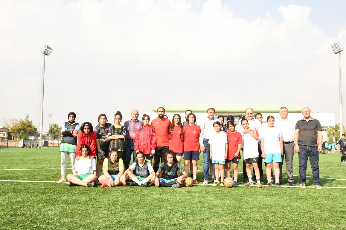 VALİ ŞILDAK GENÇLİK VE SPOR TESİSLERİNİ İNCELEDİ, GENÇLERLE BULUŞTU
