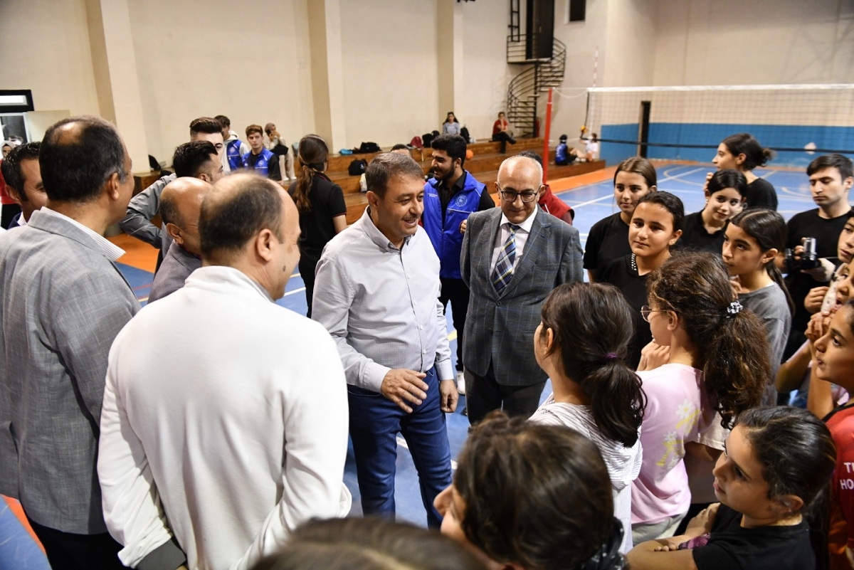VALİ ŞILDAK GENÇLİK VE SPOR TESİSLERİNİ İNCELEDİ, GENÇLERLE BULUŞTU
