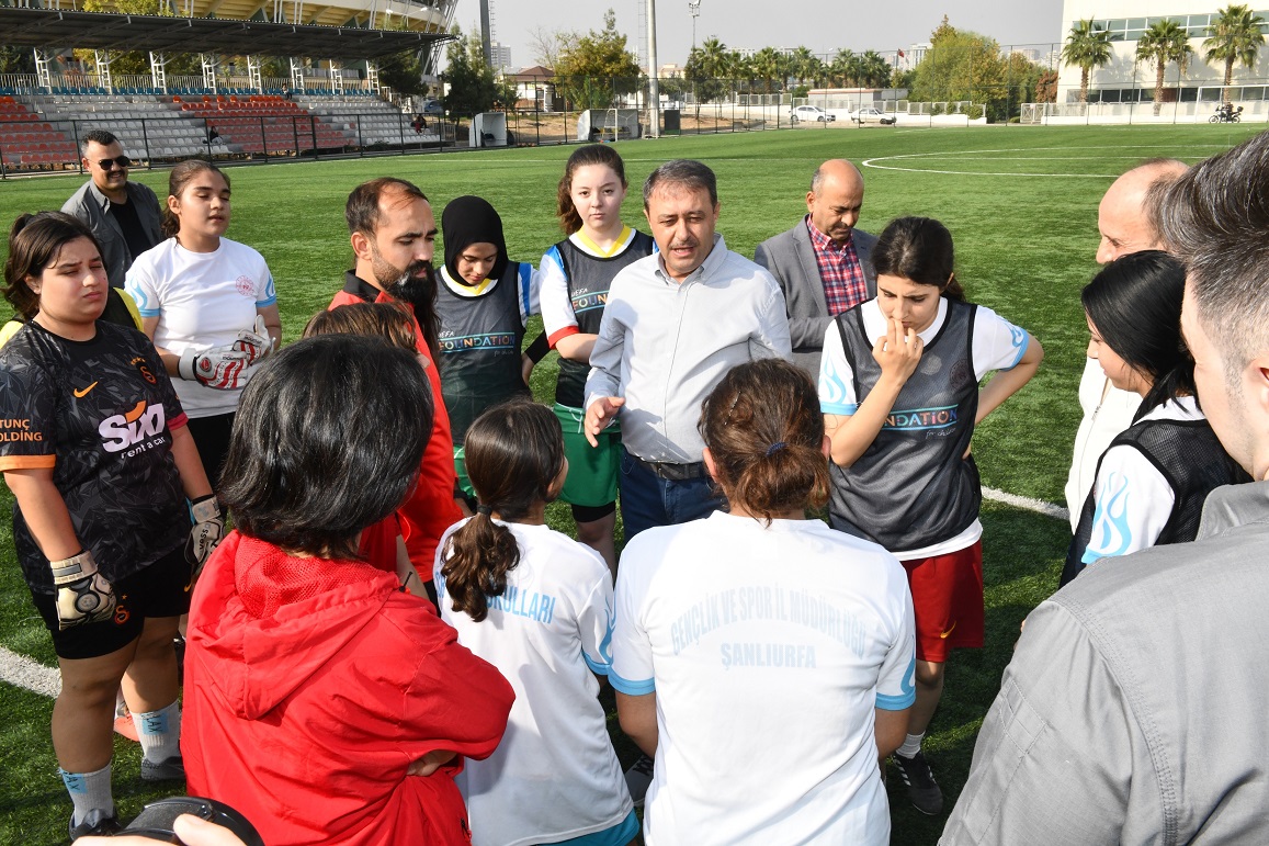 VALİ ŞILDAK GENÇLİK VE SPOR TESİSLERİNİ İNCELEDİ, GENÇLERLE BULUŞTU