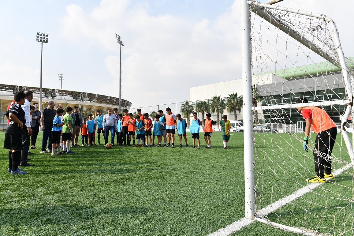 VALİ ŞILDAK GENÇLİK VE SPOR TESİSLERİNİ İNCELEDİ, GENÇLERLE BULUŞTU