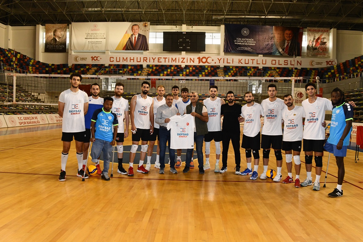 VALİ ŞILDAK GENÇLİK VE SPOR TESİSLERİNİ İNCELEDİ, GENÇLERLE BULUŞTU