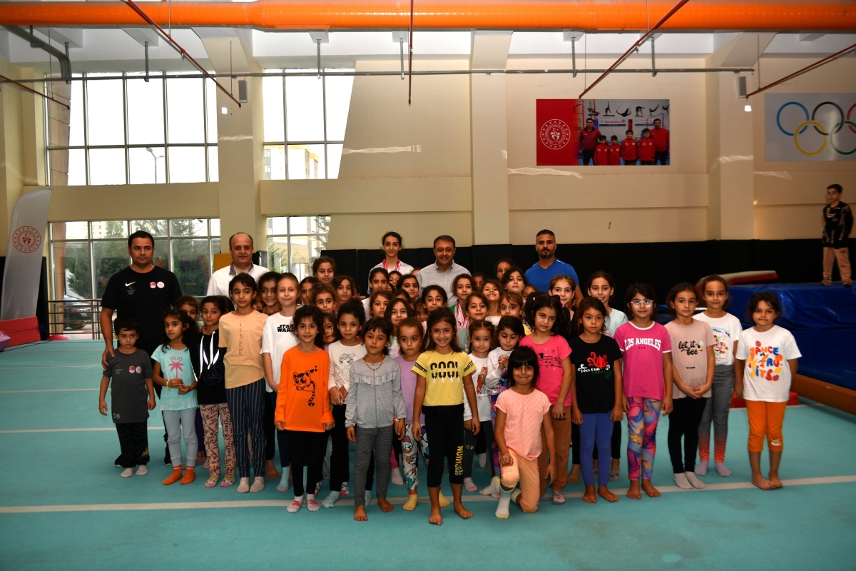 VALİ ŞILDAK GENÇLİK VE SPOR TESİSLERİNİ İNCELEDİ, GENÇLERLE BULUŞTU