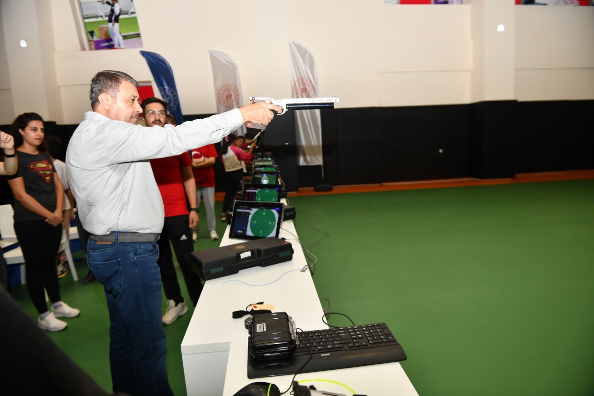 VALİ ŞILDAK GENÇLİK VE SPOR TESİSLERİNİ İNCELEDİ, GENÇLERLE BULUŞTU