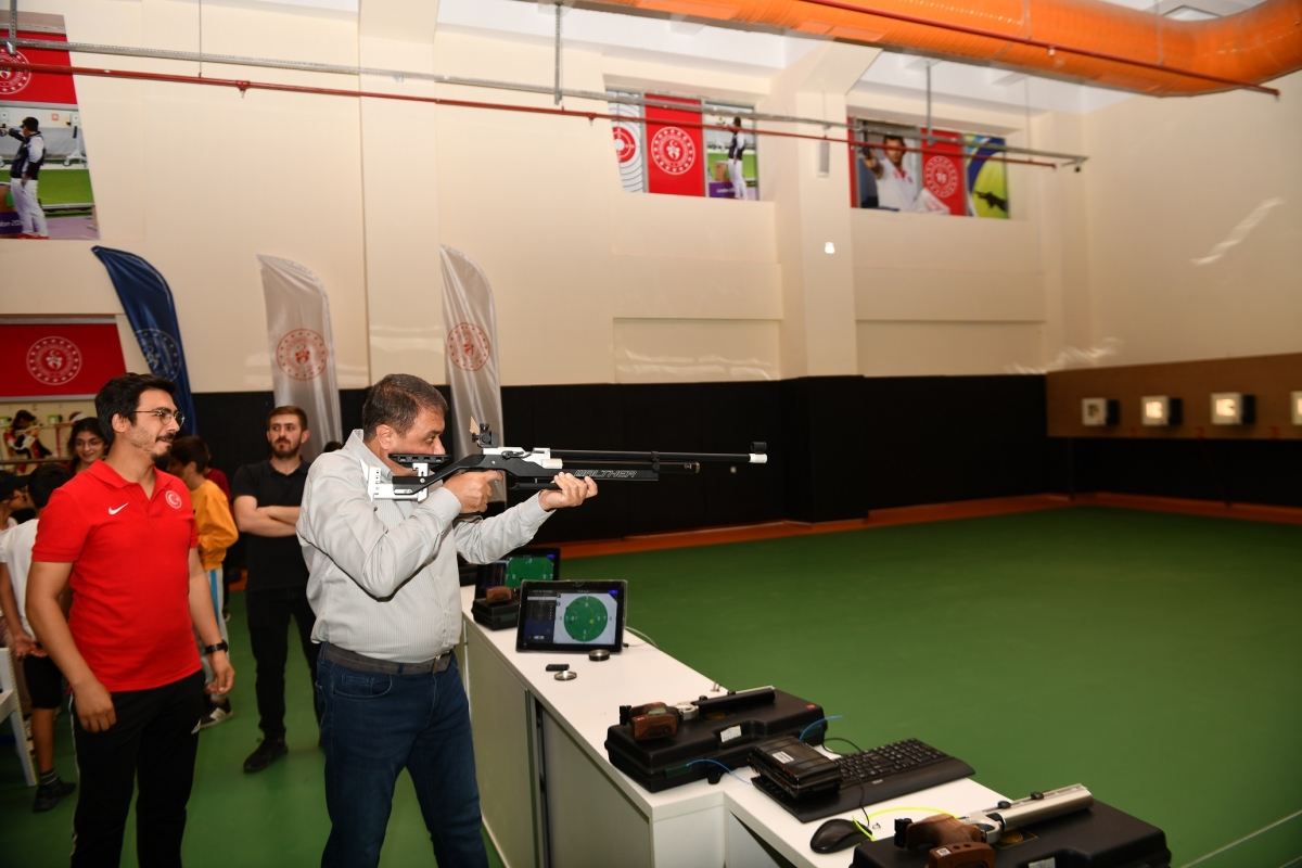 VALİ ŞILDAK GENÇLİK VE SPOR TESİSLERİNİ İNCELEDİ, GENÇLERLE BULUŞTU