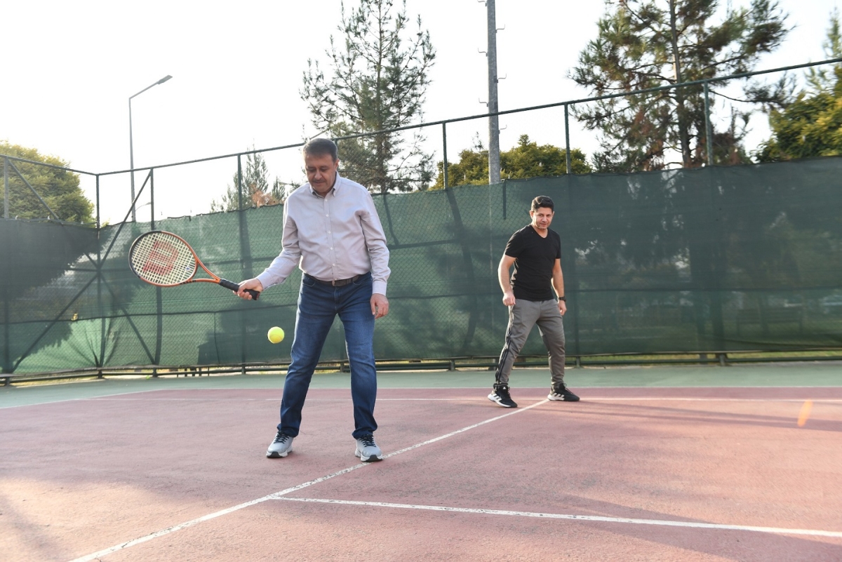 VALİ ŞILDAK GENÇLİK VE SPOR TESİSLERİNİ İNCELEDİ, GENÇLERLE BULUŞTU
