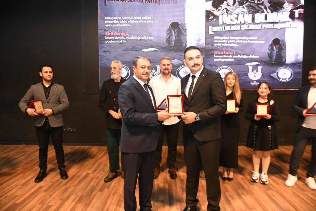 NSAN OLMAK, MUTLULUĞU SİLAHSIZ PAYLAŞMAKTIR' ADLI FİLMİN GALASI YOĞUN İLGİ GÖRDÜ