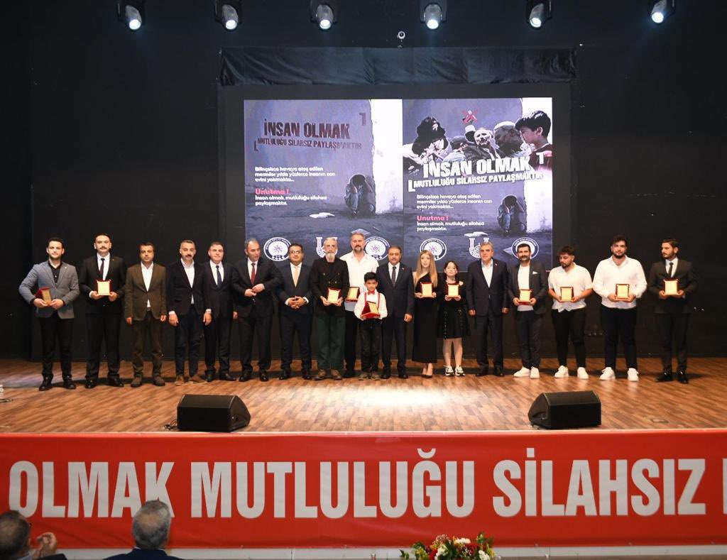 NSAN OLMAK, MUTLULUĞU SİLAHSIZ PAYLAŞMAKTIR' ADLI FİLMİN GALASI YOĞUN İLGİ GÖRDÜ