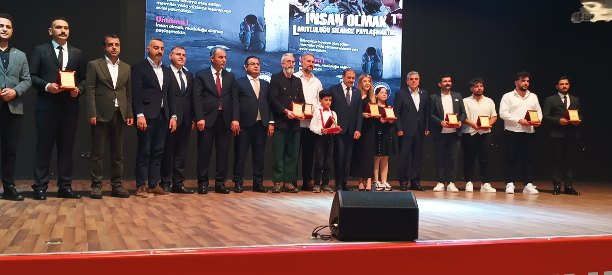 NSAN OLMAK, MUTLULUĞU SİLAHSIZ PAYLAŞMAKTIR' ADLI FİLMİN GALASI YOĞUN İLGİ GÖRDÜ