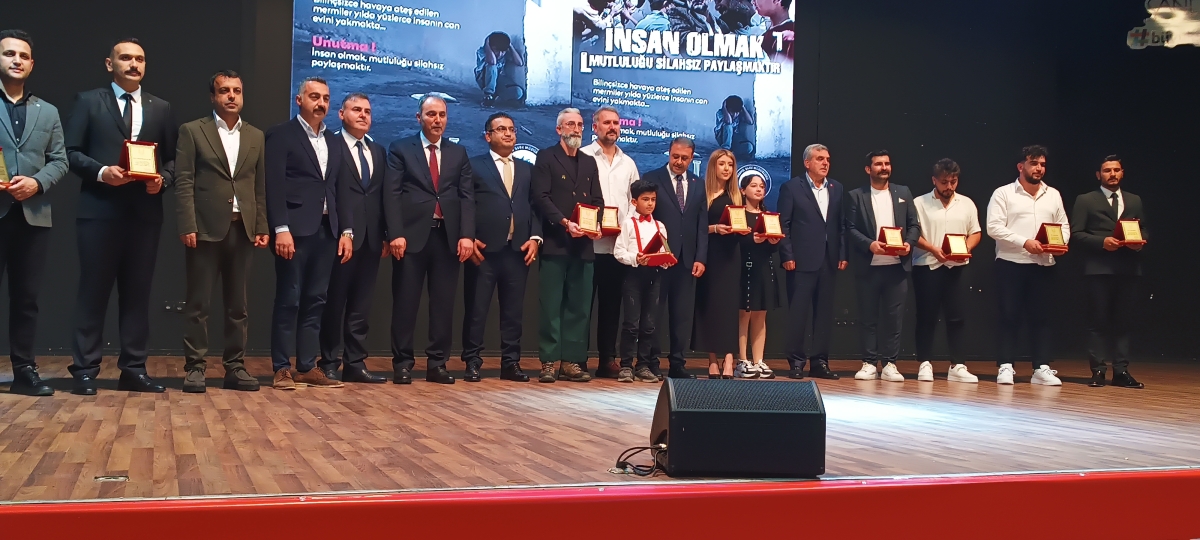 NSAN OLMAK, MUTLULUĞU SİLAHSIZ PAYLAŞMAKTIR' ADLI FİLMİN GALASI YOĞUN İLGİ GÖRDÜ