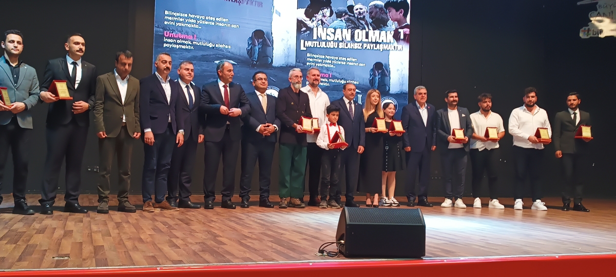 NSAN OLMAK, MUTLULUĞU SİLAHSIZ PAYLAŞMAKTIR' ADLI FİLMİN GALASI YOĞUN İLGİ GÖRDÜ