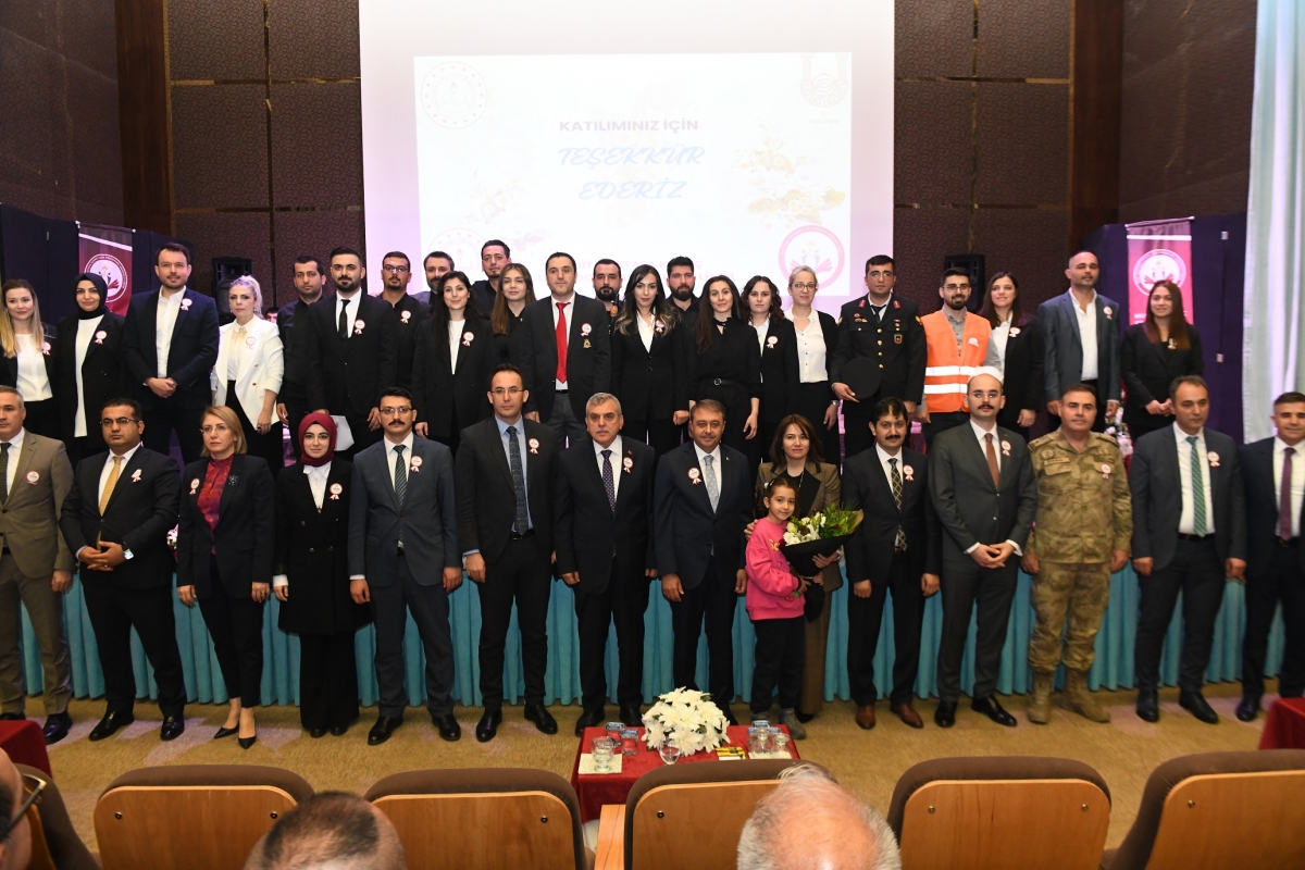 ÖĞRETMENLER GÜNÜ COŞKUYLA KUTLANDI