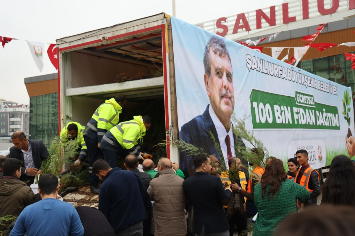 TARIM FUARI’NDA 100 BİN FİDAN DAĞITILDI