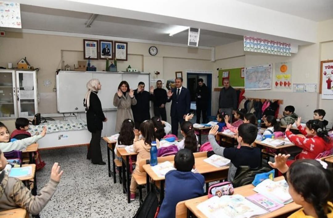VALİ ŞILDAK'TAN HABERSİZ OKUL ZİYARETİ