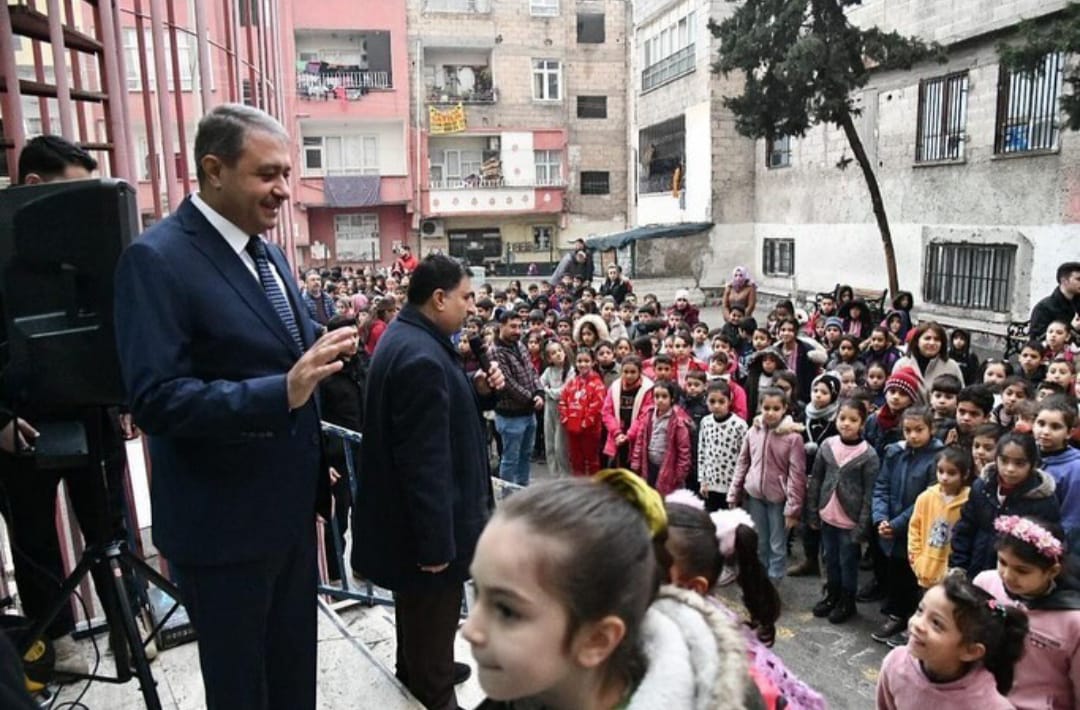 VALİ ŞILDAK'TAN HABERSİZ OKUL ZİYARETİ