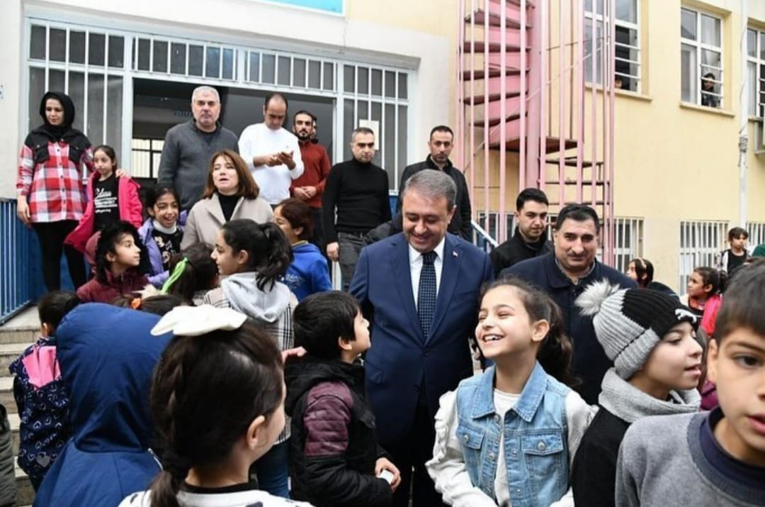 VALİ ŞILDAK'TAN HABERSİZ OKUL ZİYARETİ