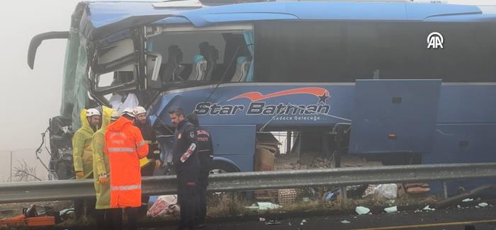 Şanlıurfa'da otobüs ve 2 tırın karıştığı kazada, 1 kişi öldü, 15 kişi yaralandı