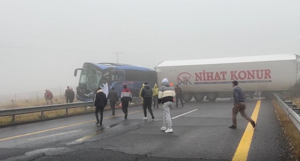 Şanlıurfa'da otobüs ve 2 tırın karıştığı kazada, 1 kişi öldü, 15 kişi yaralandı