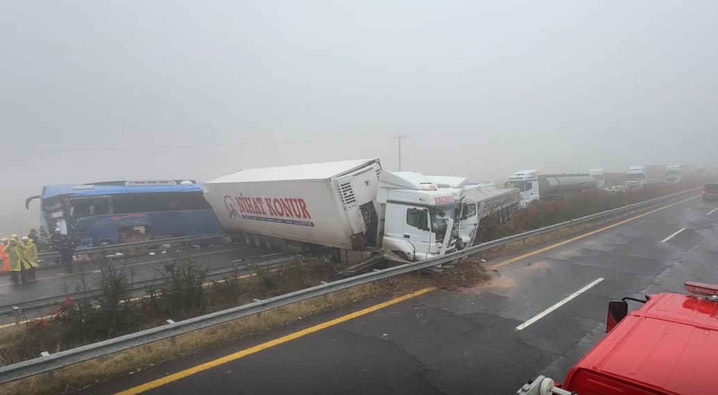 Şanlıurfa'da otobüs ve 2 tırın karıştığı kazada, 1 kişi öldü, 15 kişi yaralandı