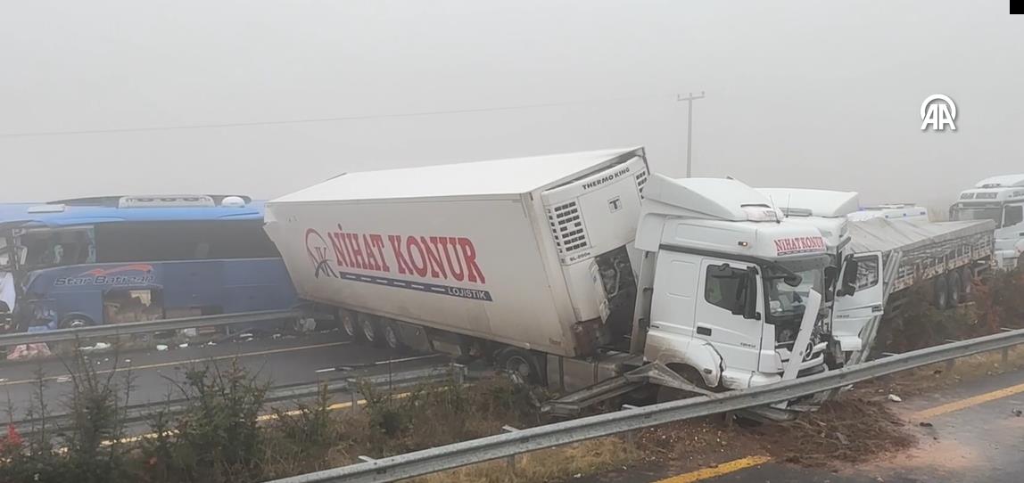 Şanlıurfa'da otobüs ve 2 tırın karıştığı kazada, 1 kişi öldü, 15 kişi yaralandı