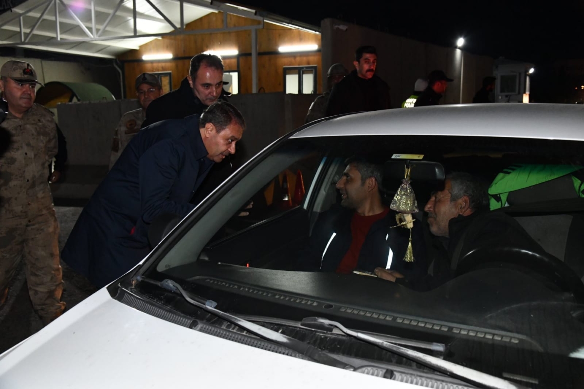 VALİ ŞILDAK, ÇALIŞANLARIN VE VATANDAŞLARIN YENİ YILINI KUTLADI