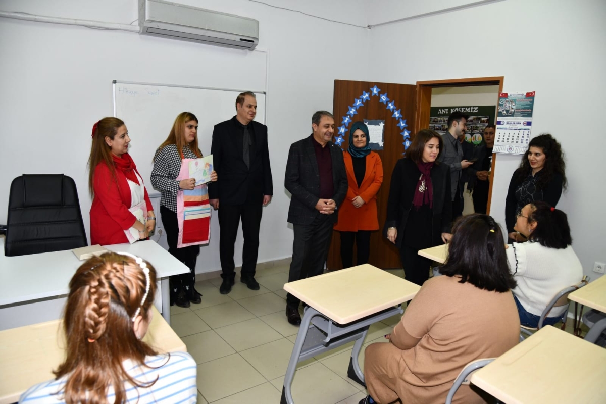 VALİ ŞILDAK, ÇALIŞANLARIN VE VATANDAŞLARIN YENİ YILINI KUTLADI