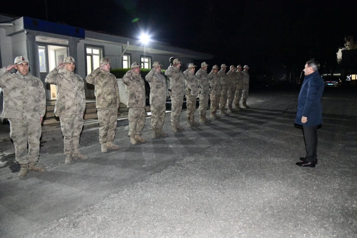 VALİ ŞILDAK, ÇALIŞANLARIN VE VATANDAŞLARIN YENİ YILINI KUTLADI