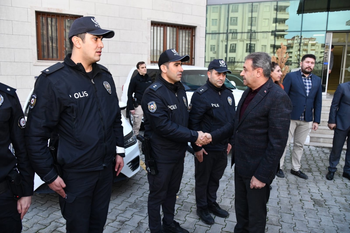 VALİ ŞILDAK, ÇALIŞANLARIN VE VATANDAŞLARIN YENİ YILINI KUTLADI