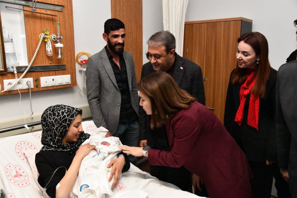 VALİ ŞILDAK, ÇALIŞANLARIN VE VATANDAŞLARIN YENİ YILINI KUTLADI