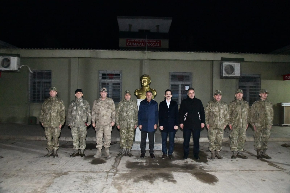 VALİ ŞILDAK, ÇALIŞANLARIN VE VATANDAŞLARIN YENİ YILINI KUTLADI