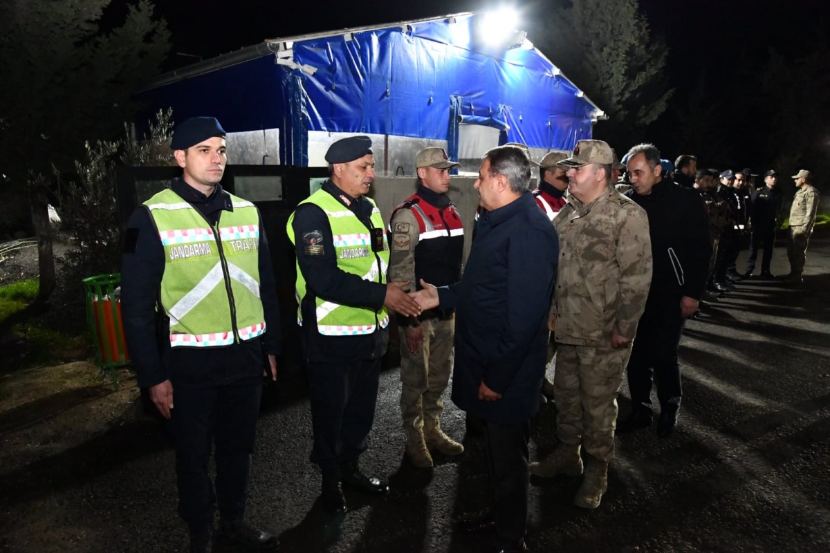VALİ ŞILDAK, ÇALIŞANLARIN VE VATANDAŞLARIN YENİ YILINI KUTLADI