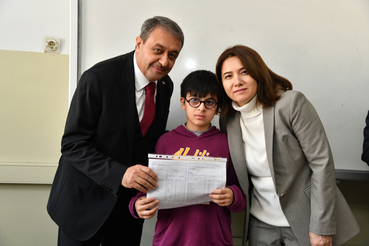 VALİ ŞILDAK, KARNE DAĞITIM TÖRENİNE KATILDI
