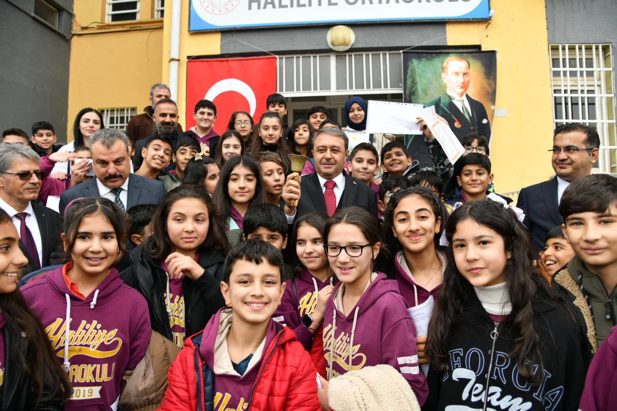 VALİ ŞILDAK, KARNE DAĞITIM TÖRENİNE KATILDI