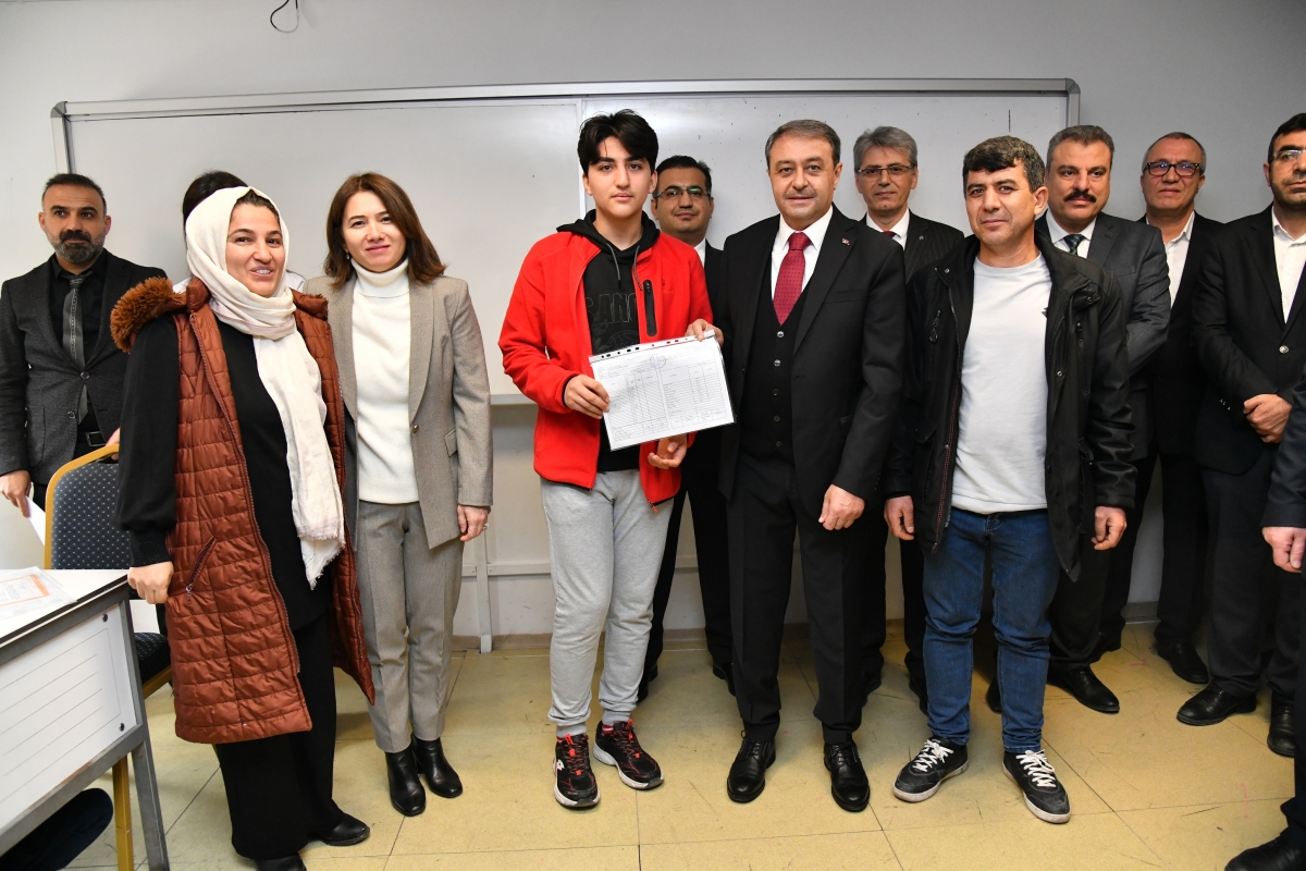 VALİ ŞILDAK, KARNE DAĞITIM TÖRENİNE KATILDI
