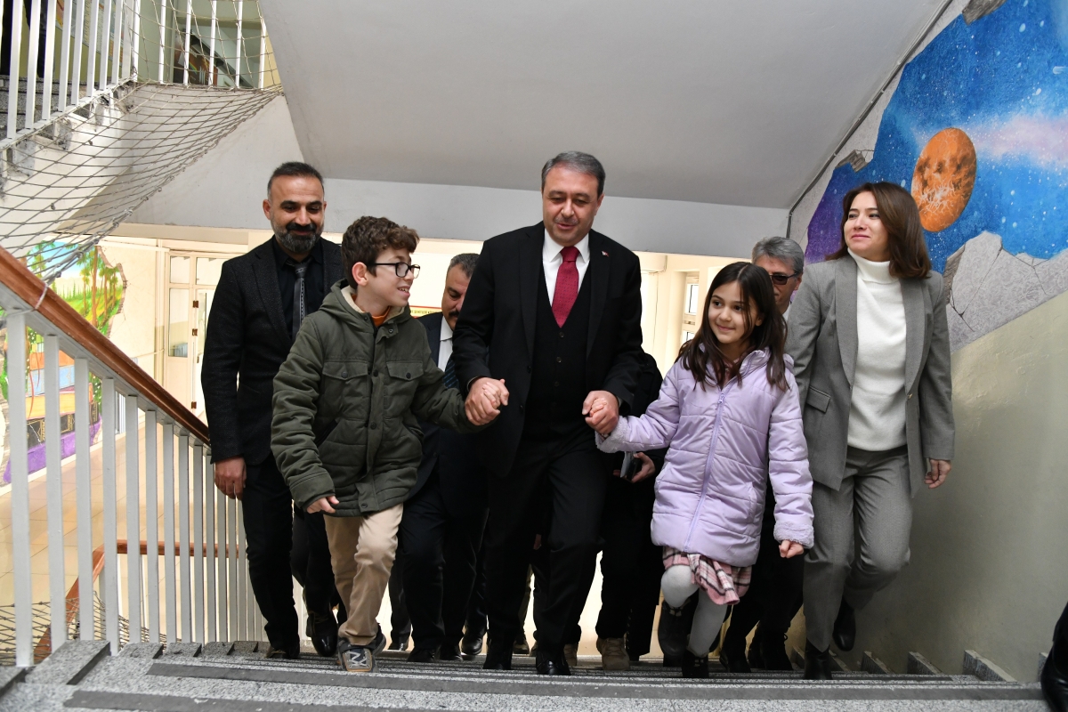 VALİ ŞILDAK, KARNE DAĞITIM TÖRENİNE KATILDI