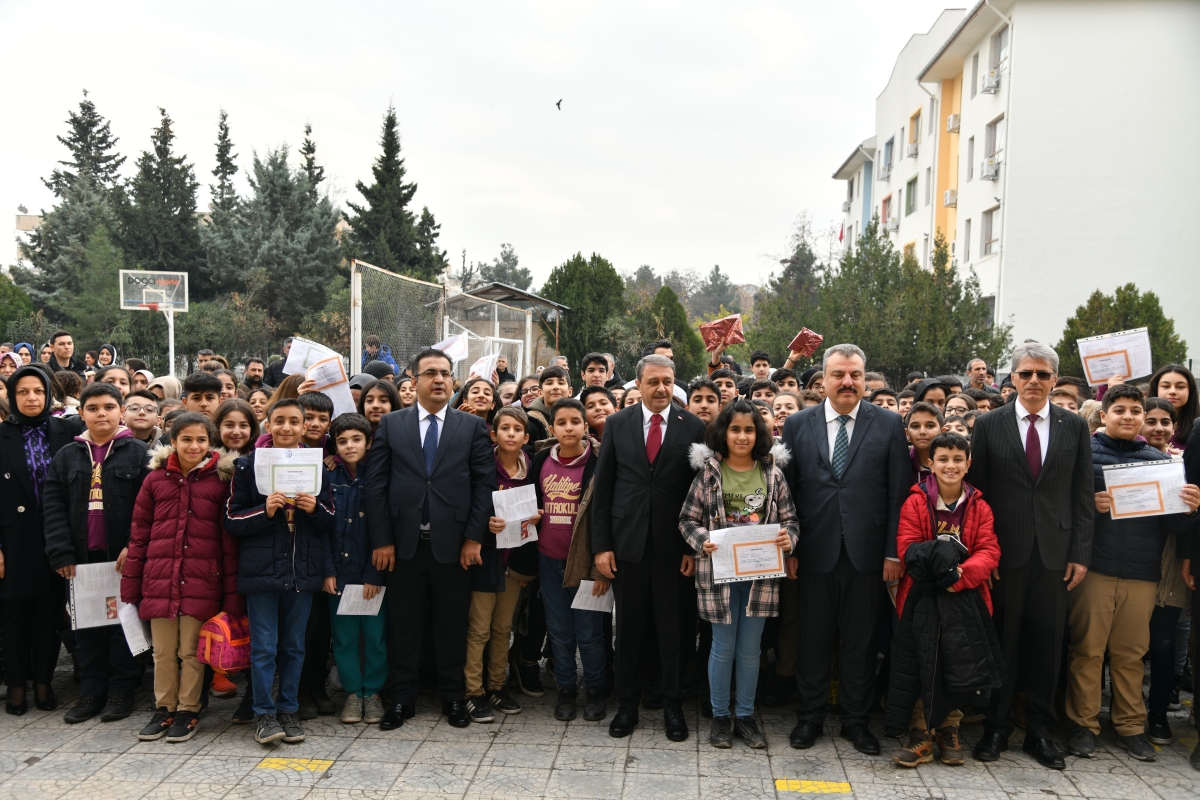 VALİ ŞILDAK, KARNE DAĞITIM TÖRENİNE KATILDI