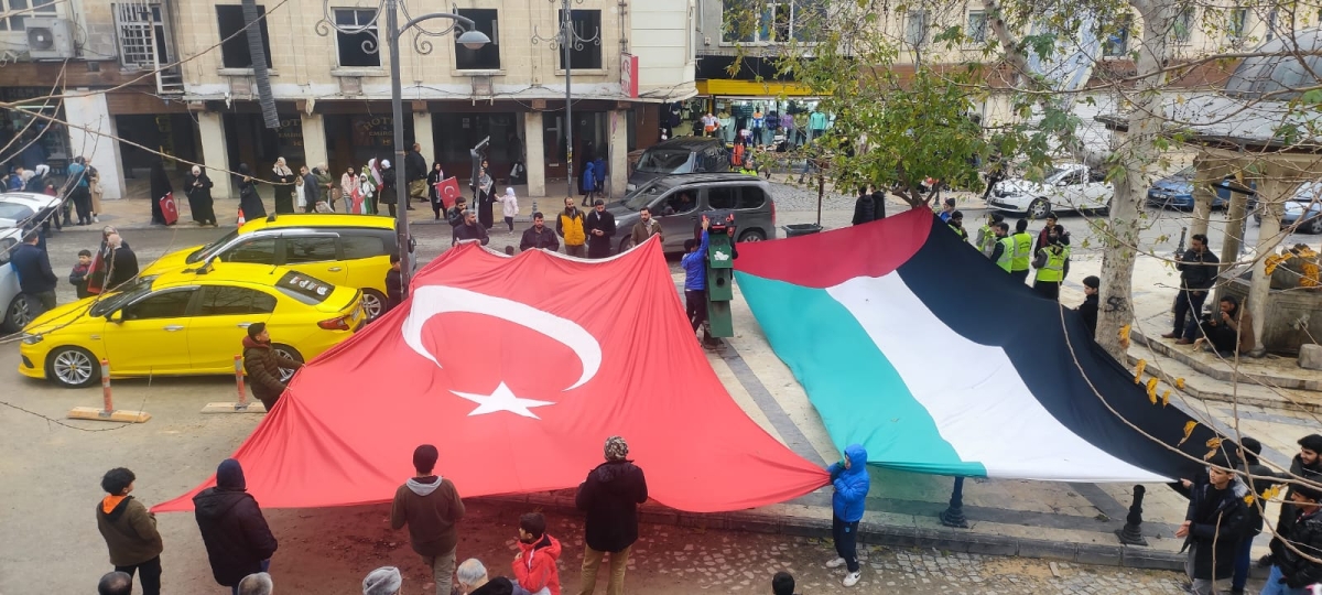 GAZZE’DE SAVAŞIN DURDURULMASI İÇİN “ EL ELE İNSAN ZİNCİR”İ EYLEMİ DÜZENLENDİ